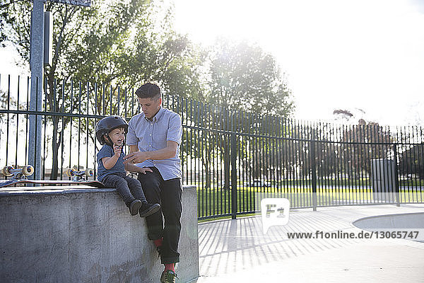 Vater und Sohn sitzen im Skateboard-Park