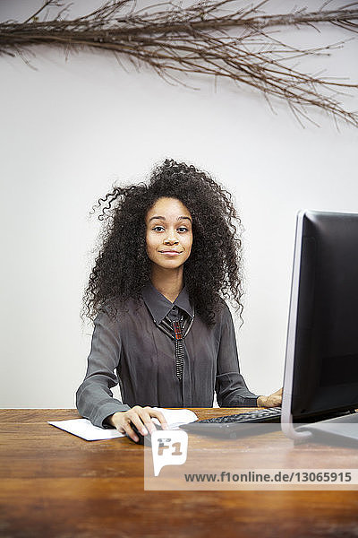 Porträt einer Geschäftsfrau mit Laptop-Computer