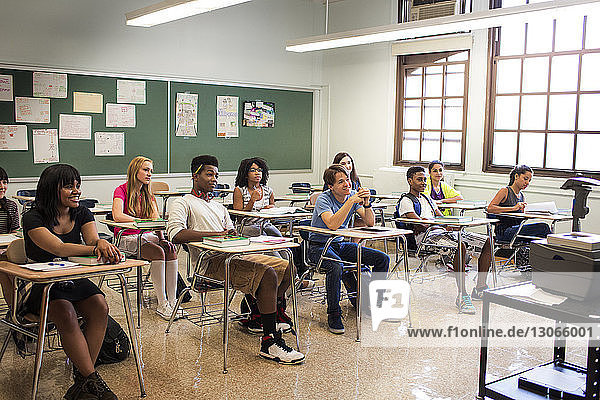 Lächelnde Schüler während des Unterrichts im Klassenzimmer