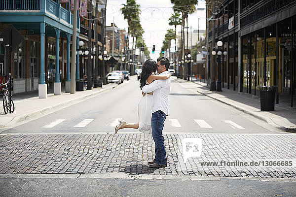 Romantisches Paar küsst sich stehend auf der Straße in der Stadt