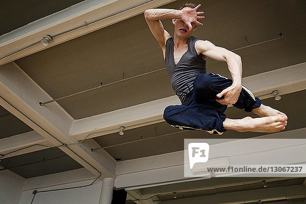 Tiefblick auf einen Mann in der Luft im Ballettstudio