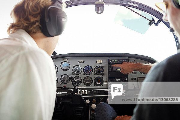 Mechaniker untersuchen das Cockpit eines Flugzeugs
