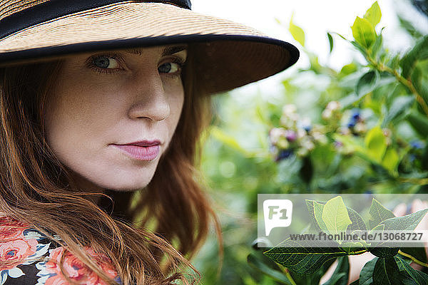 Porträt einer Frau mit Hut auf einem Bauernhof