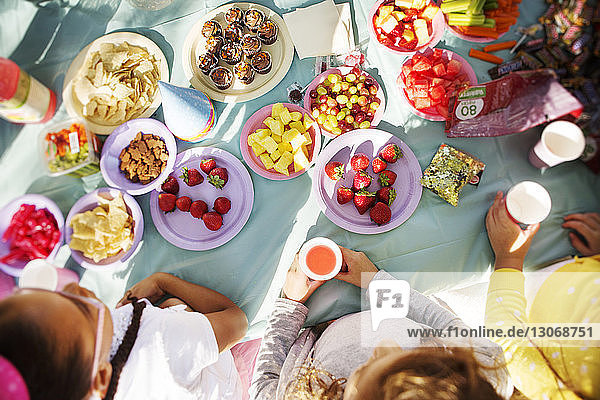 Draufsicht auf Kinder beim Essen am Tisch in einer Party