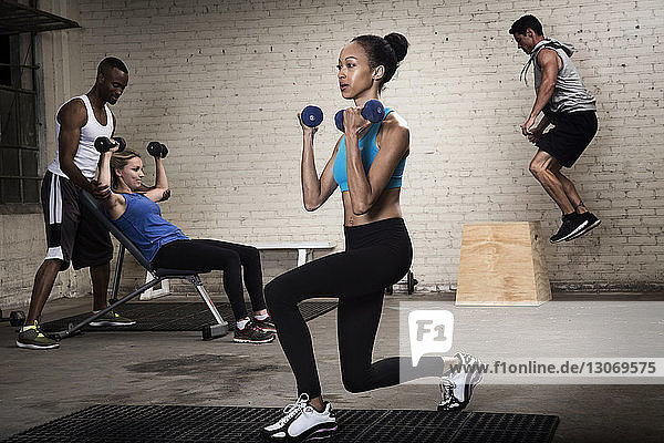 Sportler  die im Fitnessstudio trainieren