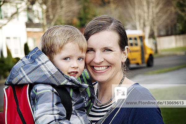 Porträt einer lächelnden Mutter mit Sohn