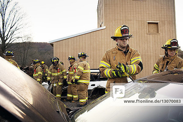 Feuerwehrmänner retten bei Unfall
