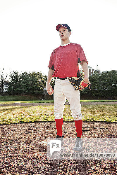 Porträt eines Baseball-Spielers mit Schläger