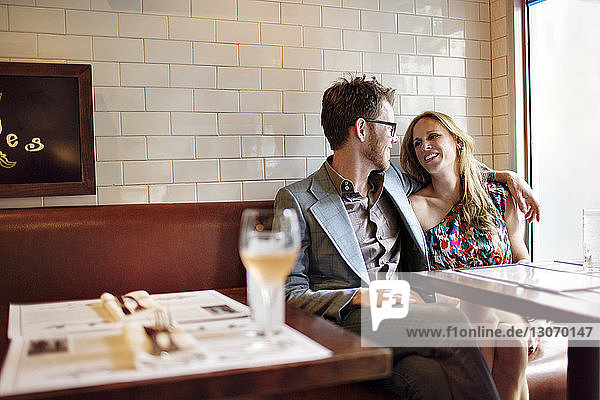 Lächelndes Paar sitzt im Restaurant