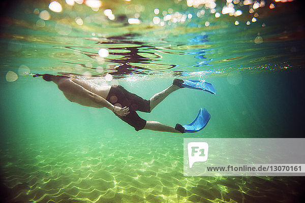 Seitenansicht eines im Wasser schwimmenden Mannes