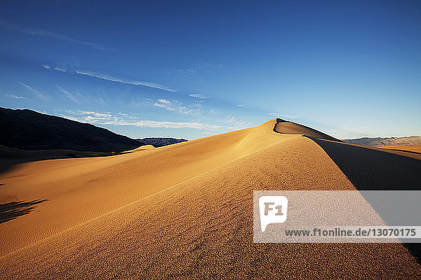 Szenische Ansicht eines Wüstengebiets vor blauem Himmel