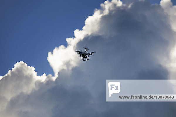 Niedrigwinkelansicht des Quadcopters gegen bewölkten Himmel