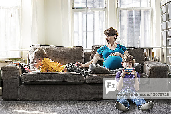Schwangere Frau mit Kindern zu Hause