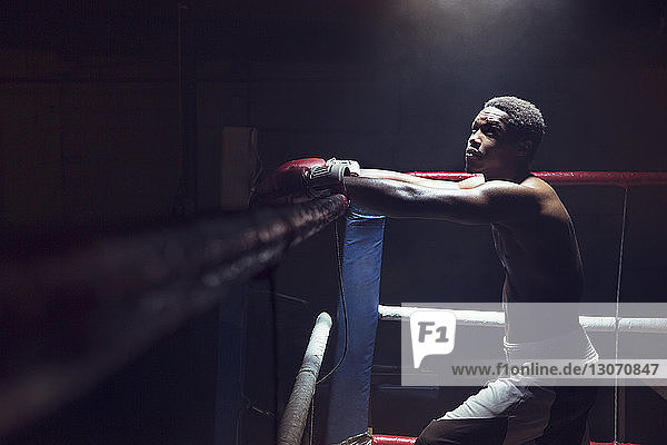 Boxer schaut weg  während er im Boxring steht