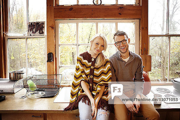 Porträt eines zu Hause sitzenden glücklichen Paares
