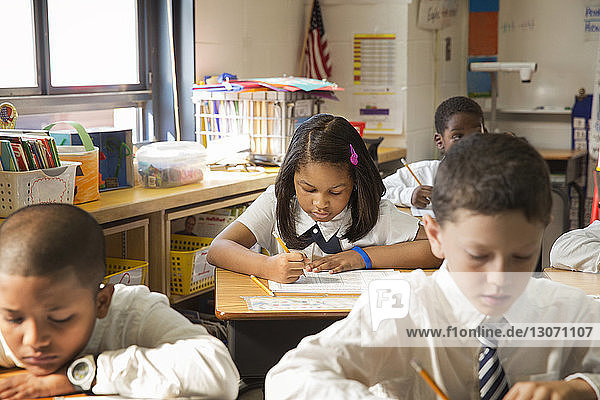 Studenten lernen am Schreibtisch im Klassenzimmer