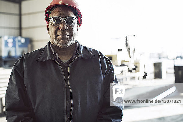 Porträt eines Arbeiters in der Metallindustrie