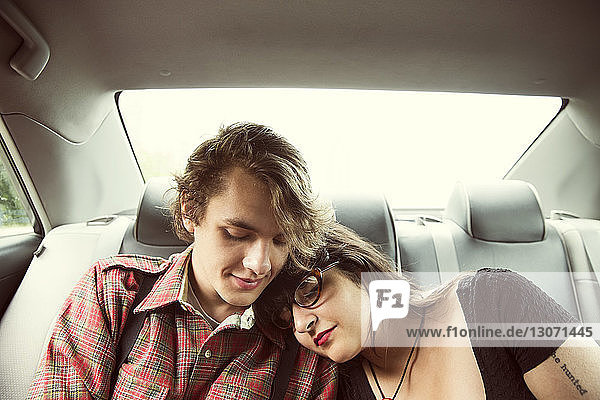 Romantisches Paar reist im Auto in der Stadt