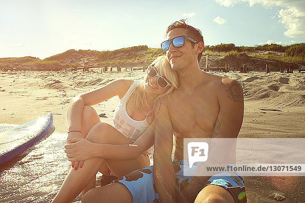 Romantisches Paar am Strand sitzend