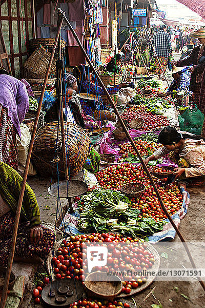Frauen verkaufen Gemüse auf dem Markt