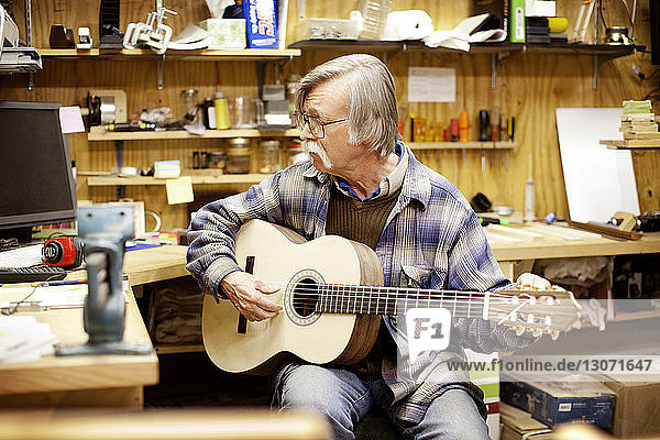 Gitarre spielender Mann beim Workshop