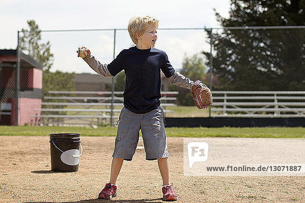 Junge spielt Baseball auf dem Spielfeld