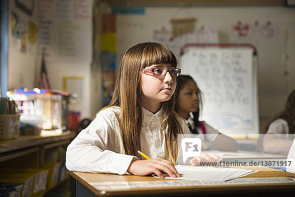 Mädchen konzentrieren sich während des Unterrichts im Klassenzimmer