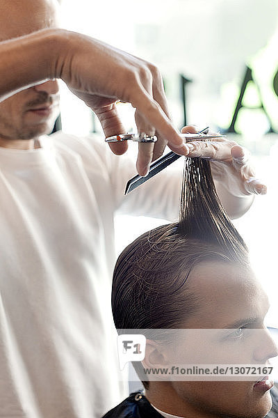 Friseur schneidet Männerhaare im Geschäft