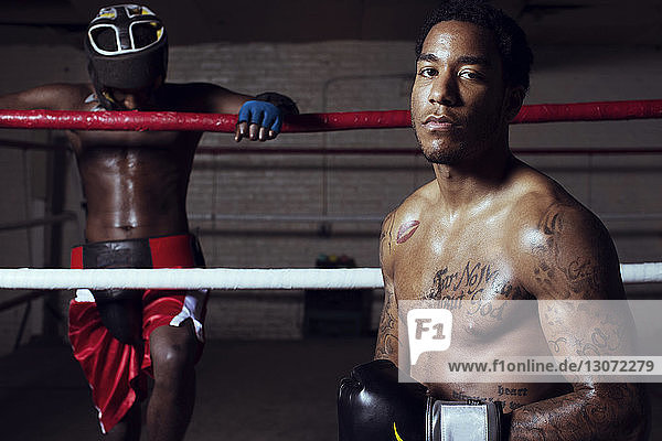 Porträt eines Boxers  der am Boxring steht
