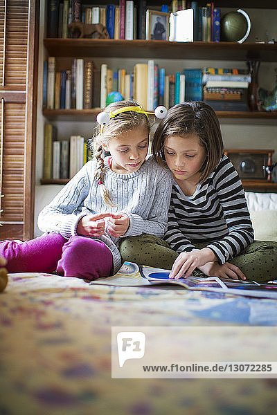 Mädchen lernen  während sie zu Hause auf dem Boden sitzen