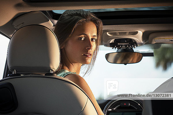 Porträt einer Frau im Auto sitzend