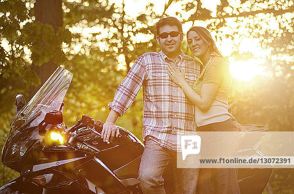 Motorrad fahrender Mann auf der Straße