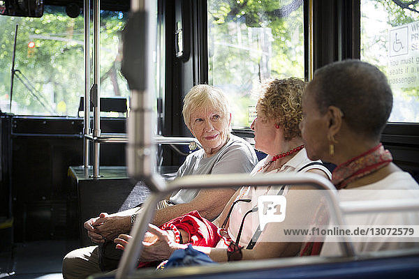 Frauen unterhalten sich während der Fahrt im Bus