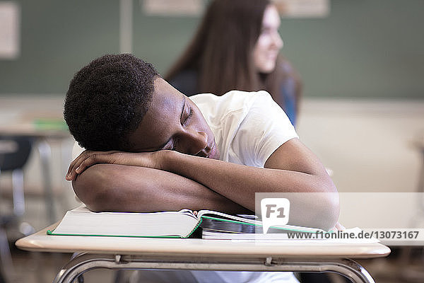 Teenager Junge schläft während des Unterrichts im Klassenzimmer