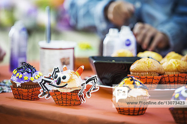 Verschiedene dekorierte Muffins am Tisch während der Halloween-Party