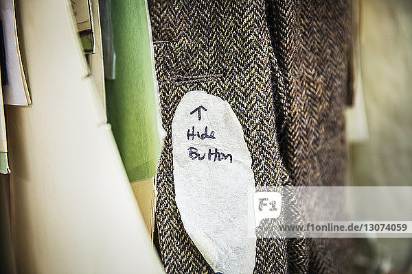 Beschnittenes Bild der Jacke mit Text auf Kleiderständer