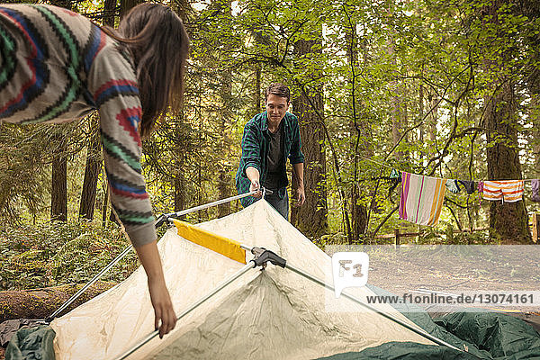 Ehepaar bereitet sich auf Camping im Wald vor