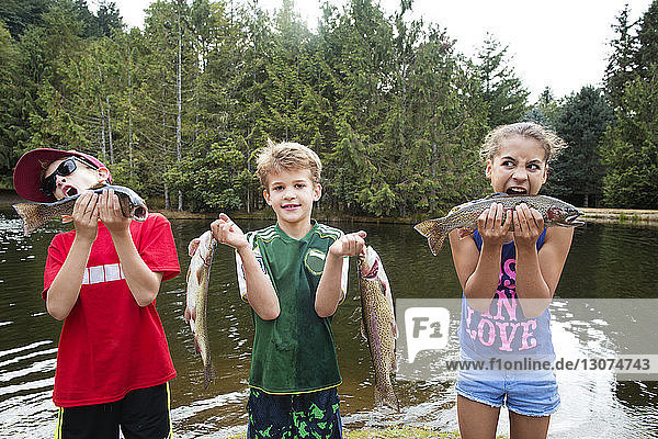 Kinder  die Fische halten