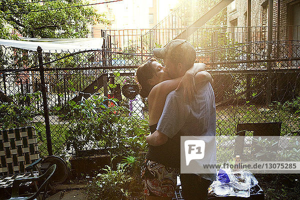 Zärtliches Paar  das sich im Hof küsst  während es im Hof steht
