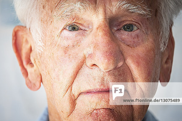 Nahaufnahme-Porträt eines traurigen älteren Mannes