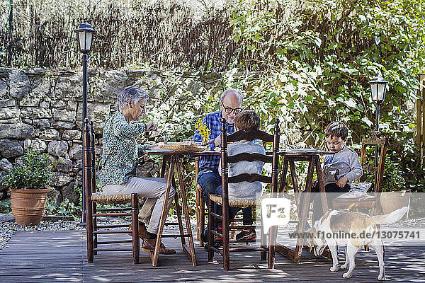 Familie beim Frühstück im Hof