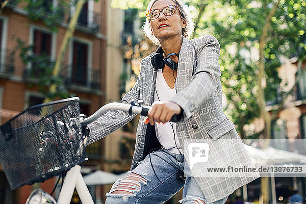 Niedrigwinkelansicht einer Frau  die auf der Straße Fahrrad fährt