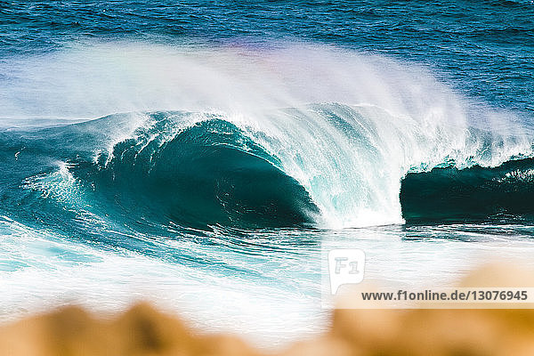 Szenische Ansicht der am Strand der Kanarischen Inseln plätschernden Wellen