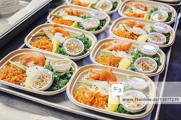 Schrägansicht von Speisen  die im Restaurant auf Tellern serviert werden  die auf einem Tablett angeordnet sind