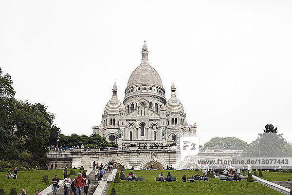 Tiefblick auf Touristen in der Basilique Du Sacre Coeur bei klarem Himmel