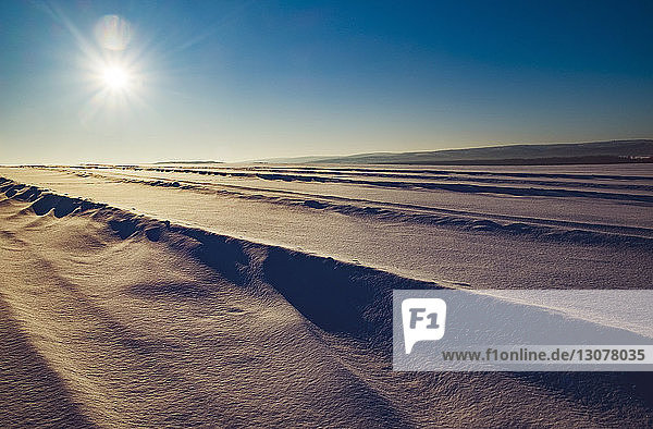 Szenische Ansicht einer schneebedeckten Landschaft gegen den Himmel an einem sonnigen Tag