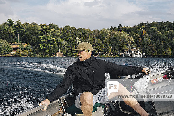 Mann fährt Motorboot auf dem Rosseausee