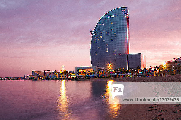 Hotel Vela am Meer am Ufer vor dramatischem Himmel
