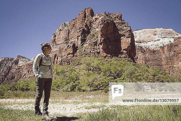 Frau steht am Berg im Zion-Nationalpark