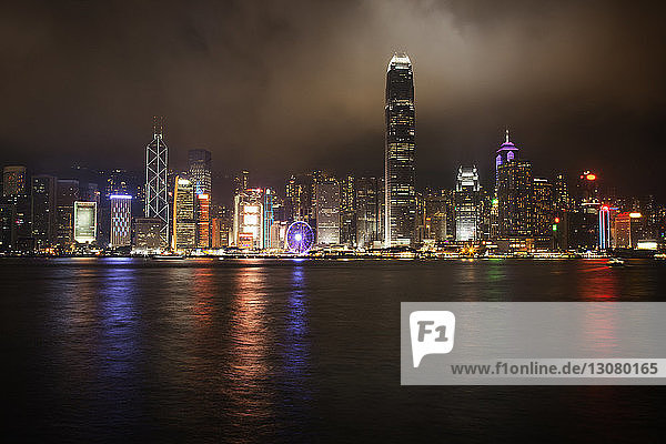 Beleuchtete Skyline des Hongkönigs bei Kowloon Bay bei Nacht